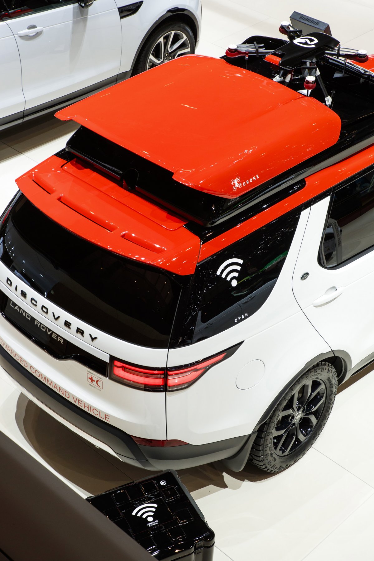 the-suv-comes-with-a-drone-that-can-magnetically-attach-to-the-roof-even-while-the-car-is-moving