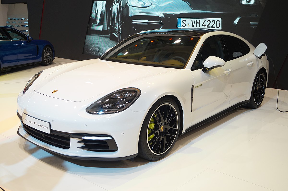 1200px-Porsche_Panamera_4_E-Hybrid_(MSP17)